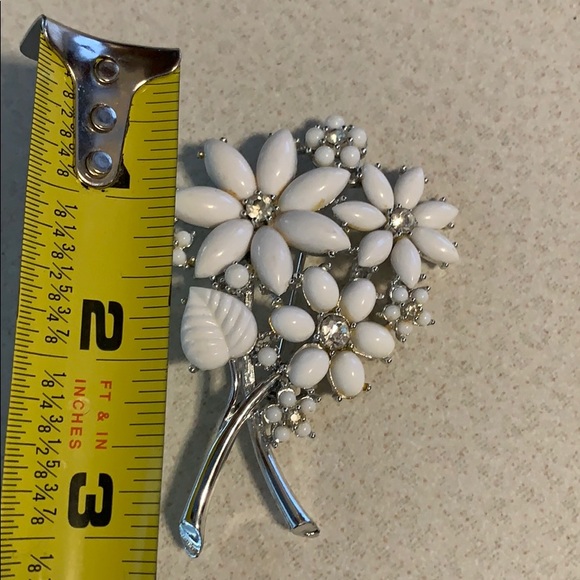White milk-glass and rhinestone silver tone broach - Picture 3 of 3